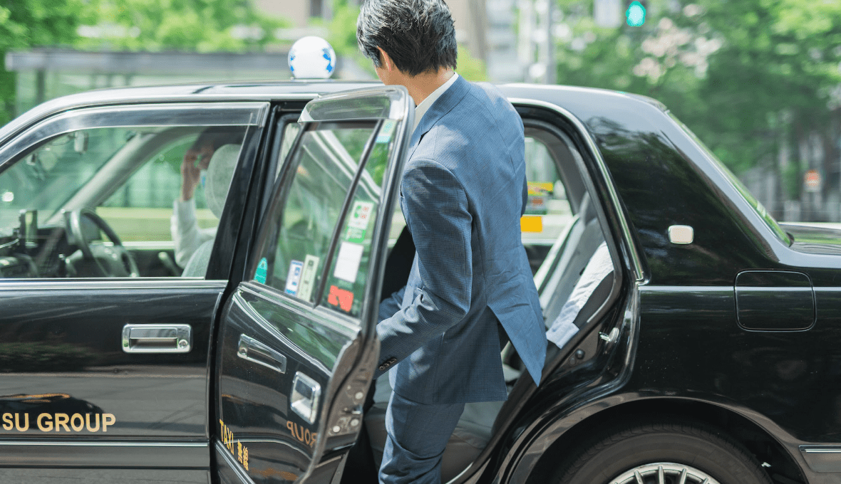 駅までのタクシー送迎と無料駐車場完備